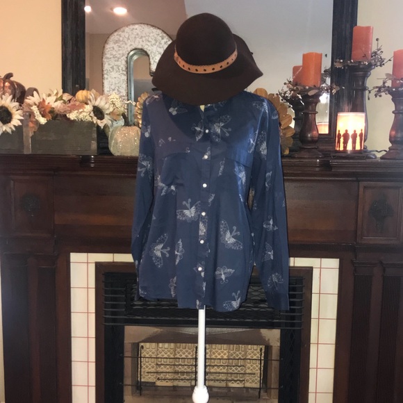 🦋 Gap Boyfriend Button Up Shirt! - Picture 3 of 4